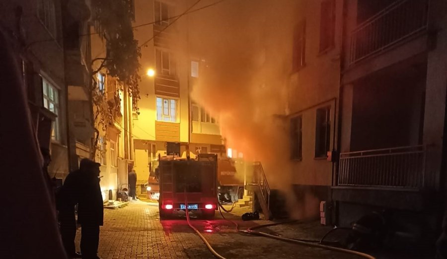 Konya’da Apartmanda Çıkan Yangın İtfaiye Ekipleri Tarafından Söndürüldü