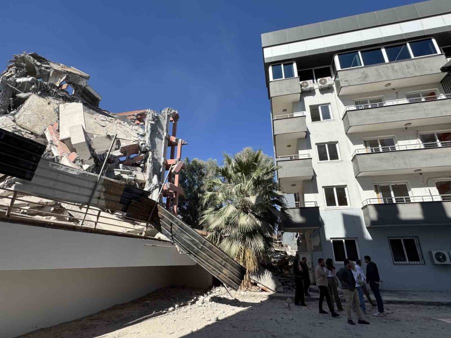 Yıkım, Deprem Paniği Yaşattı: Molozlar Öğrenciler İçerideyken Kurs Merkezinin Duvarını Yıktı