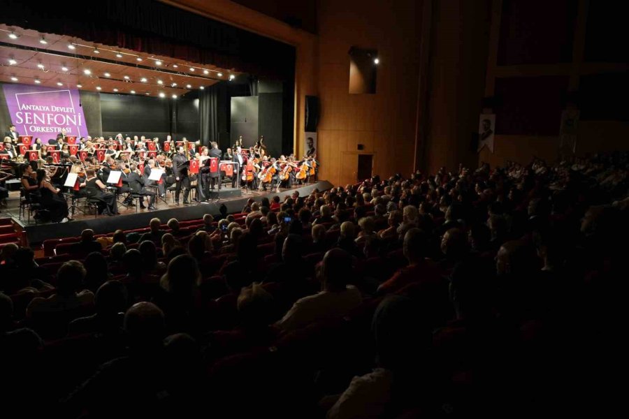 Antalya’da “bir Ulus Uyanıyor” Konseri