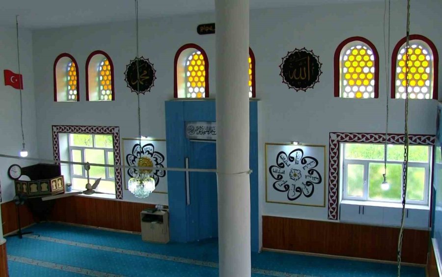 Genç İmam Nakkaşlıkla Cami Duvarlarını Süslüyor