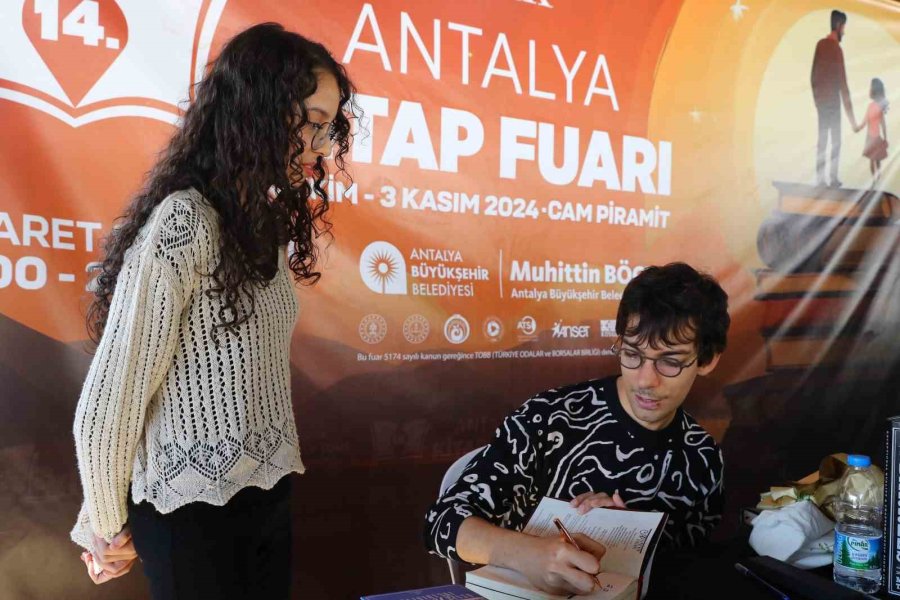 Antalya Kitap Fuarı Ziyaretçi Akınına Uğruyor