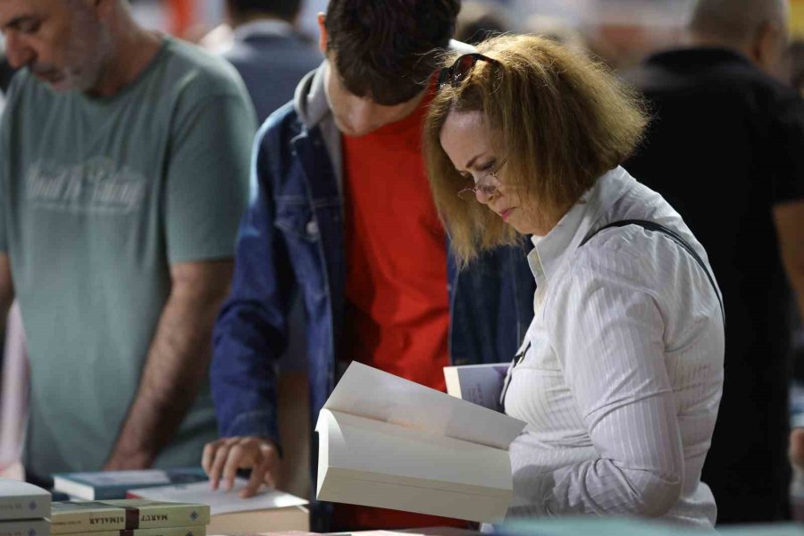 Antalya Kitap Fuarı Ziyaretçi Akınına Uğruyor