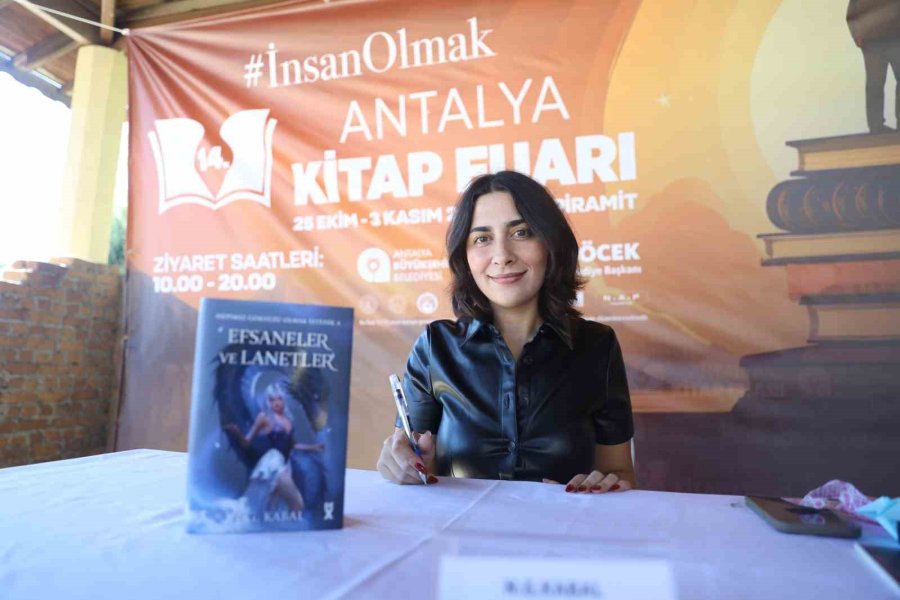 Antalya Kitap Fuarı Ziyaretçi Akınına Uğruyor