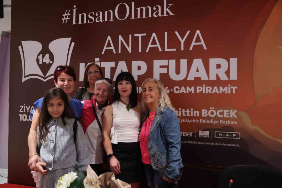 Antalya Kitap Fuarı Ziyaretçi Akınına Uğruyor