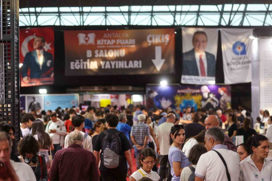 Antalya Kitap Fuarı Ziyaretçi Akınına Uğruyor