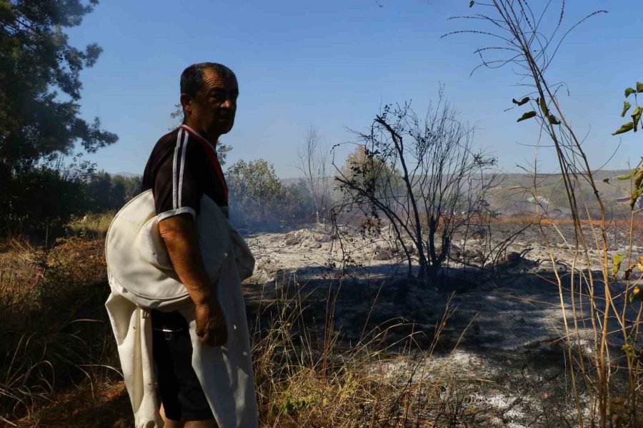 Evinin Etrafını Saran Alevlere Gözyaşları İçinde Hortumla Müdahale Etti