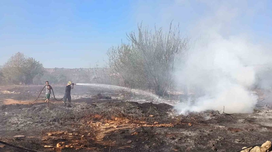 Evinin Etrafını Saran Alevlere Gözyaşları İçinde Hortumla Müdahale Etti