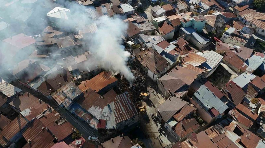 Konya’da 3 Evin Tamamen Yandığı Mahallede Enkaz Kaldırma İşlemleri Sürüyor