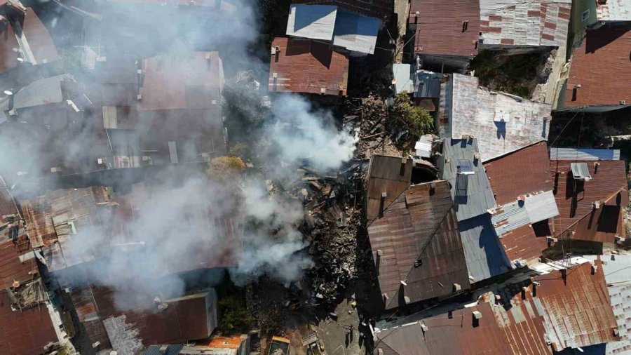 Konya’da 3 Evin Tamamen Yandığı Mahallede Enkaz Kaldırma İşlemleri Sürüyor