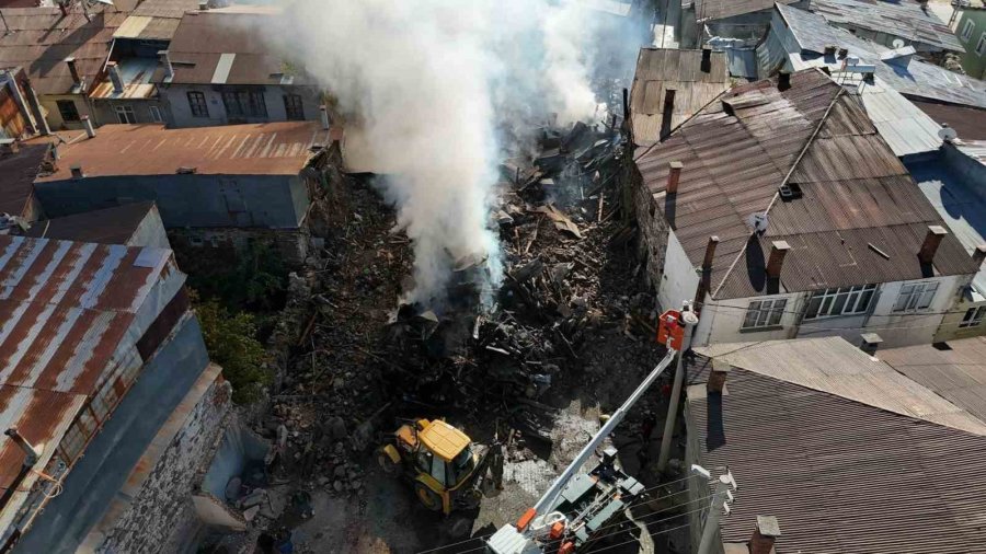 Konya’da 3 Evin Tamamen Yandığı Mahallede Enkaz Kaldırma İşlemleri Sürüyor