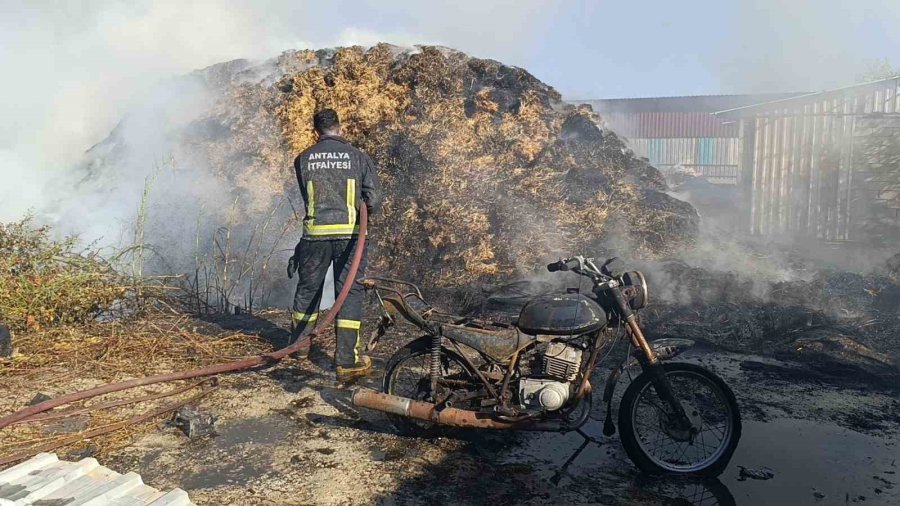 Lastikçide Başlayan Yangın 3 Bin Balya Samanı Küle Çevirdi