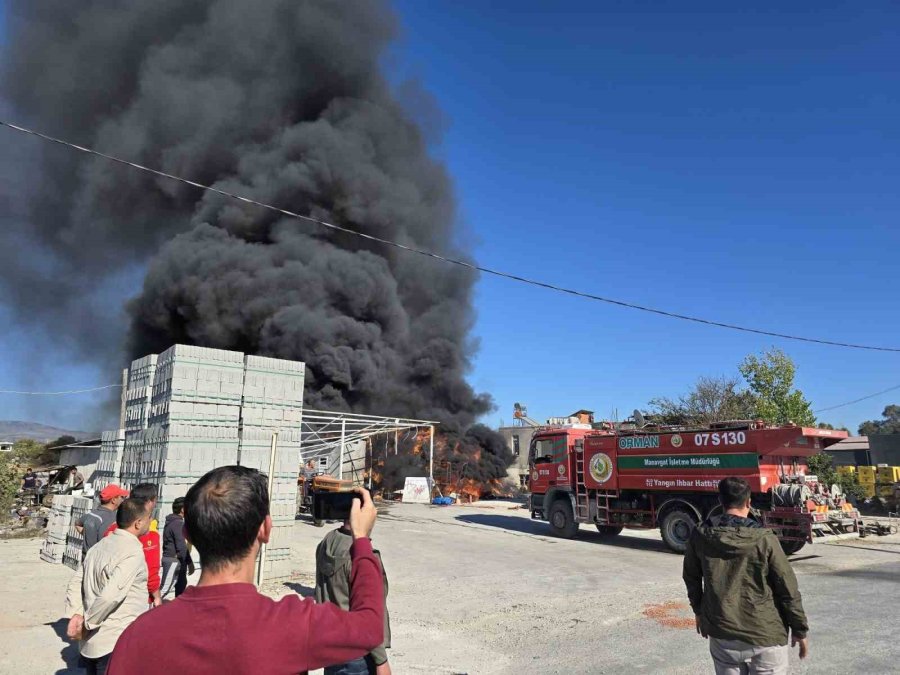 Lastikçide Başlayan Yangın 3 Bin Balya Samanı Küle Çevirdi