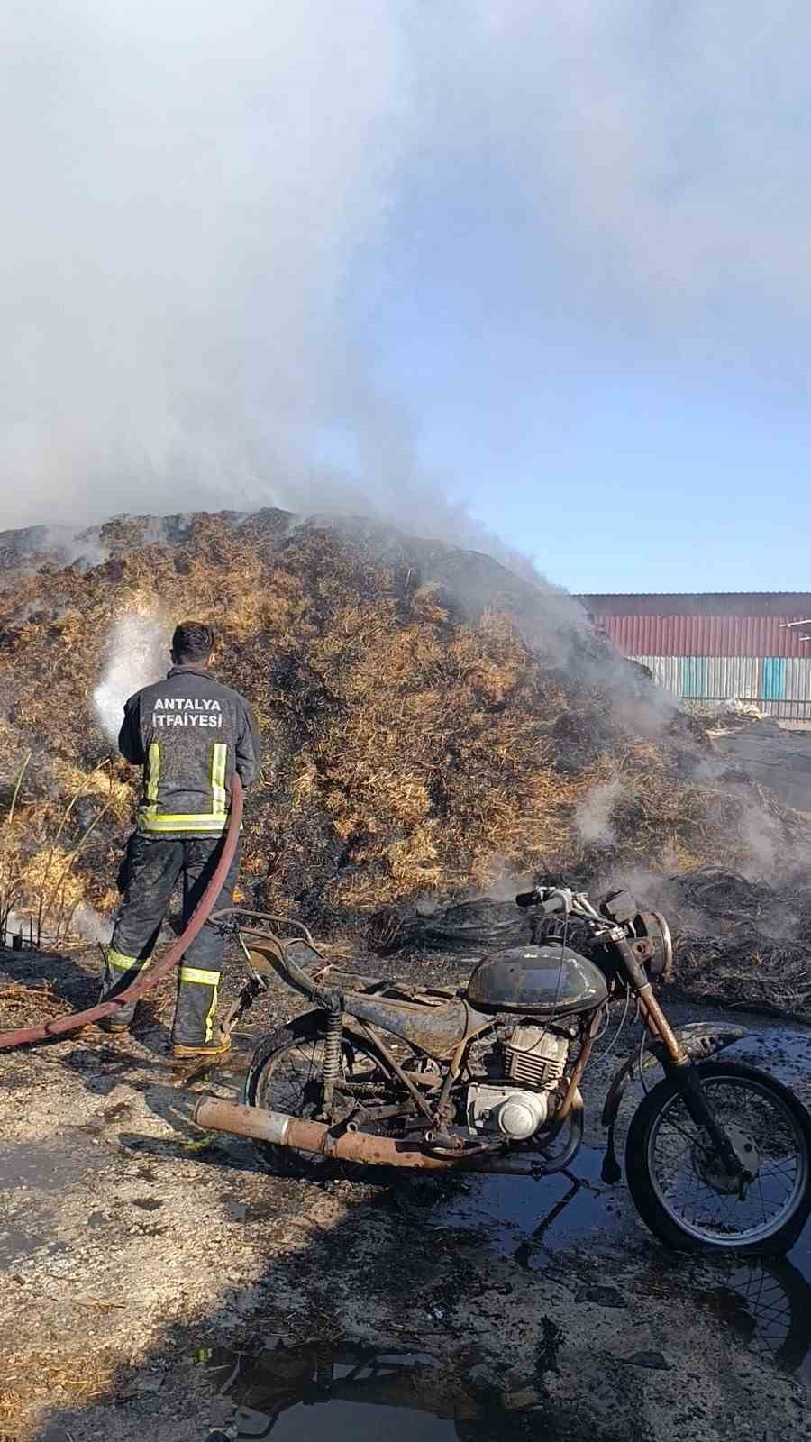 Lastikçide Başlayan Yangın 3 Bin Balya Samanı Küle Çevirdi