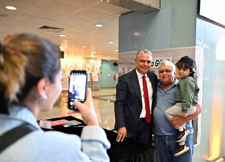 Başkan Uysal, Yeni Kitabının İmza Gününde Okurlarıyla Buluştu