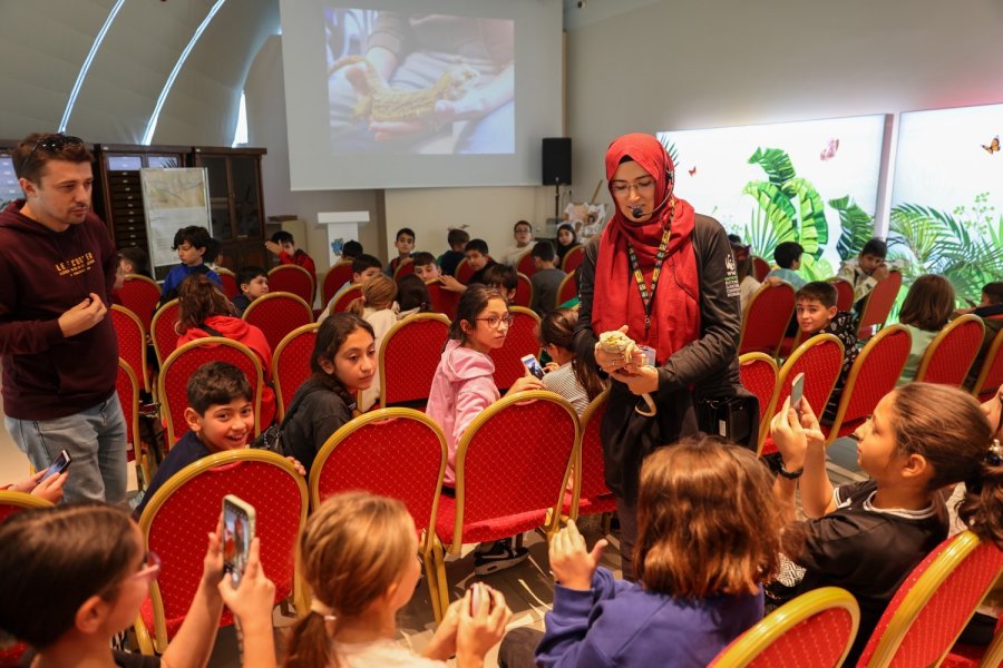 Öğrenciler Avustralya Çöllerinde Yaşayan Sakallı Ejderle Konya Tropikal Kelebek Bahçesi’nde Tanışıyor