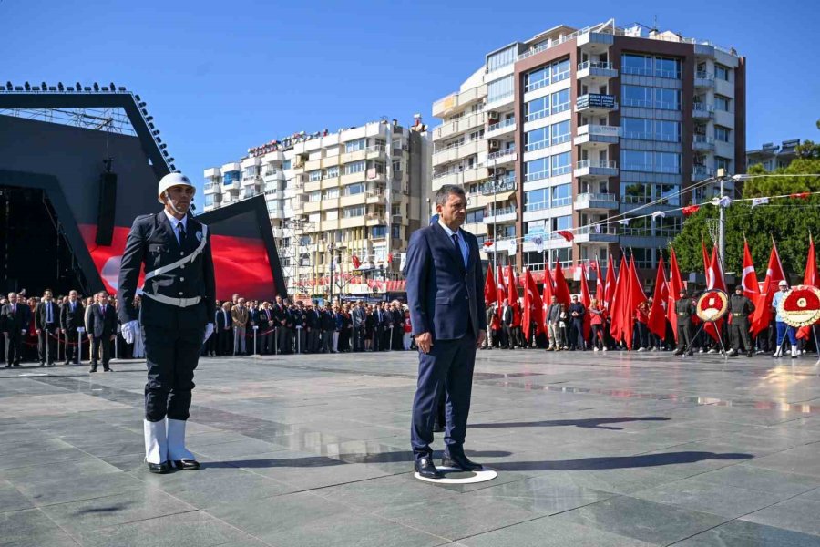 Cumhuriyet’in 101’inci Yılı Kutlamaları Çelenk Sunumuyla Başladı