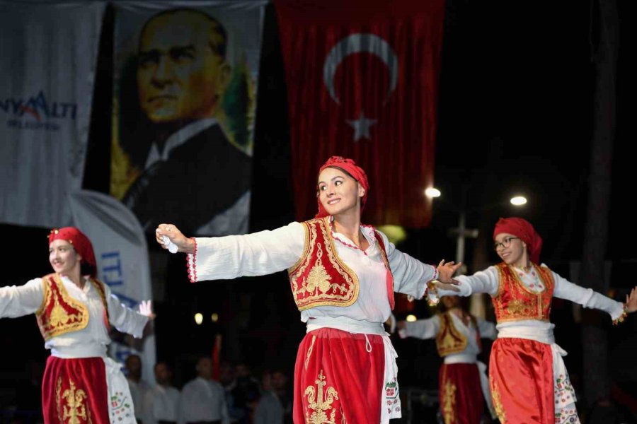 Konyaaltı Belediyesi, Cumhuriyet’i Hayatpark’ta Kutladı