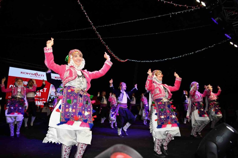 Konyaaltı Belediyesi, Cumhuriyet’i Hayatpark’ta Kutladı