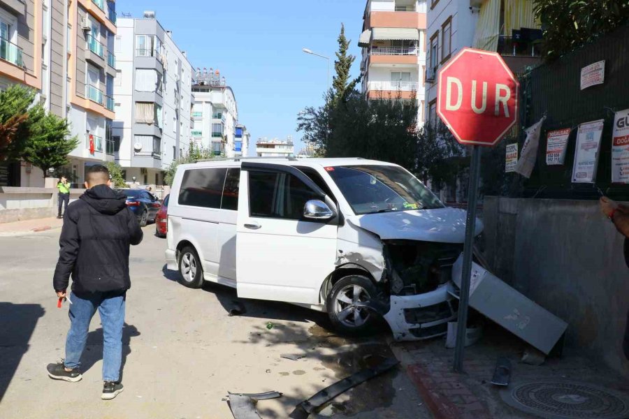 Mahalleli İsyan Etti: "dur Tabelasını Takan Yok"