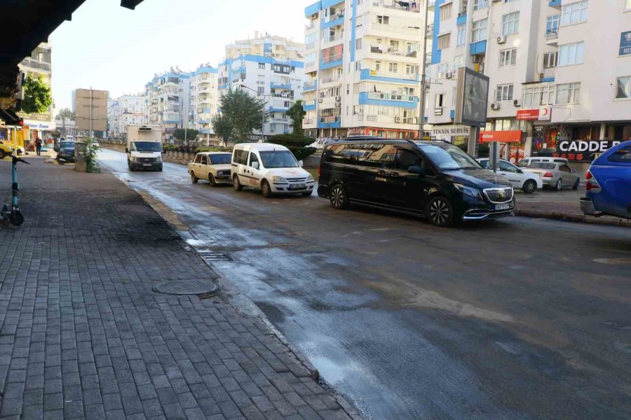 Antalya’da Cam Yüklü Kamyonet Alev Alev Yandı, Gökyüzünü Siyah Dumanlar Kapladı