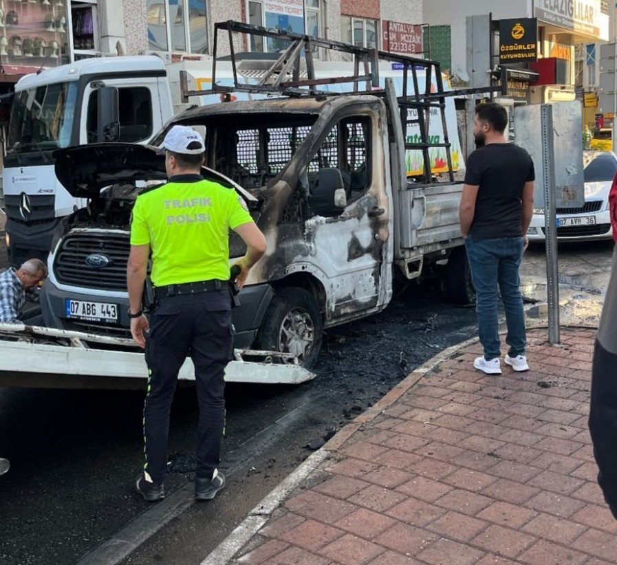 Antalya’da Cam Yüklü Kamyonet Alev Alev Yandı, Gökyüzünü Siyah Dumanlar Kapladı