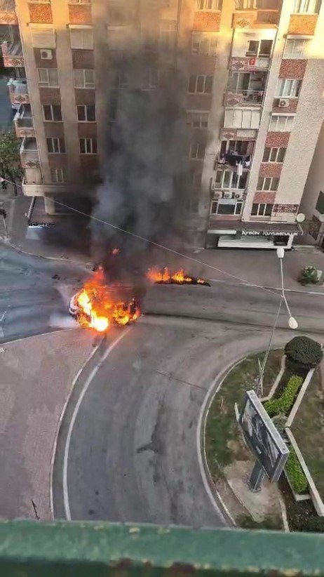 Antalya’da Cam Yüklü Kamyonet Alev Alev Yandı, Gökyüzünü Siyah Dumanlar Kapladı