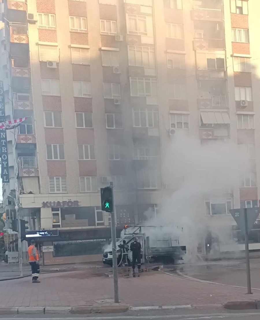 Antalya’da Cam Yüklü Kamyonet Alev Alev Yandı, Gökyüzünü Siyah Dumanlar Kapladı