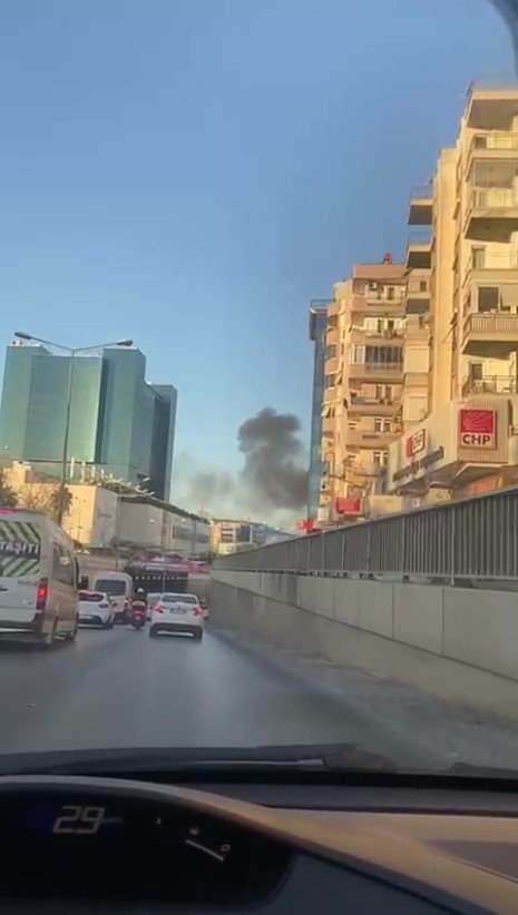 Antalya’da Cam Yüklü Kamyonet Alev Alev Yandı, Gökyüzünü Siyah Dumanlar Kapladı