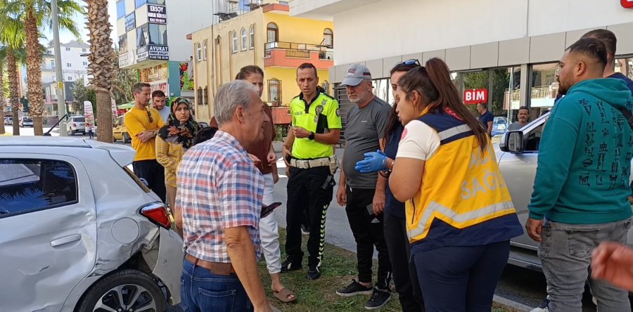 Manavgat’ta Kamyonet İle Otomobil Çarpıştı: 2 Yaralı