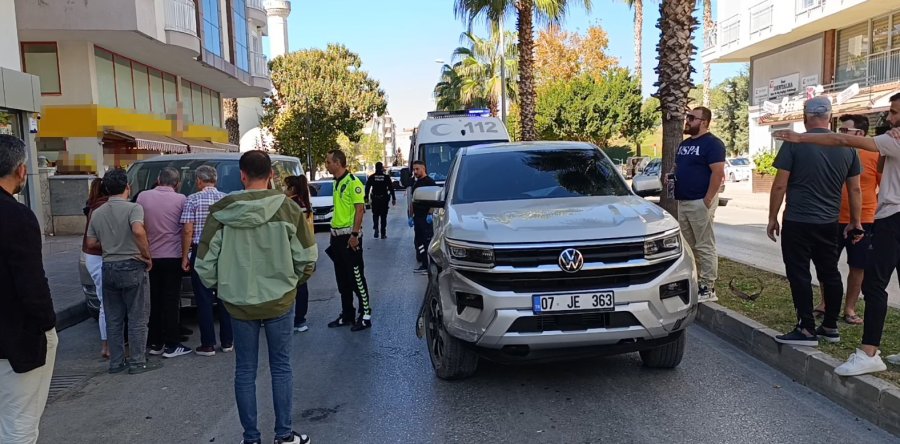 Manavgat’ta Kamyonet İle Otomobil Çarpıştı: 2 Yaralı