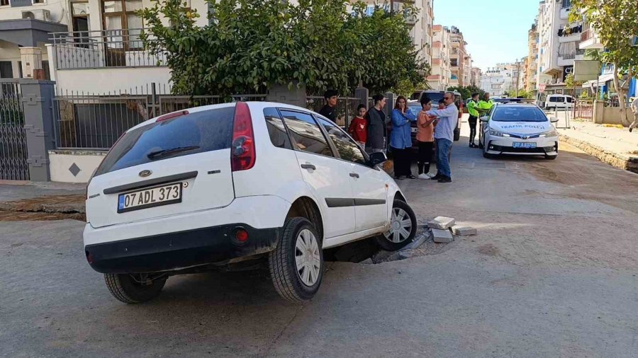 Otomobil Kazılan Çukura Düştü