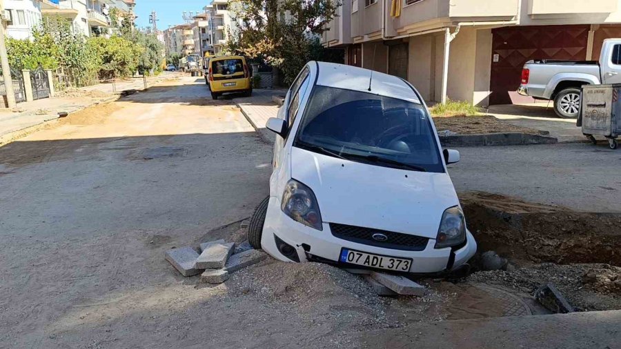 Otomobil Kazılan Çukura Düştü