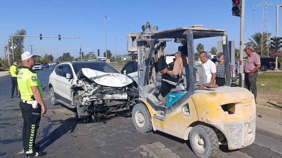 Arızalanan Trafik Işıkları Kazaya Sebep Oldu: 5’i Çocuk, 9 Yaralı