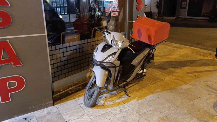 Otomobil İle Çarpışan Motosikletin Sürücüsü Kask Sayesinde Hafif Yaralandı