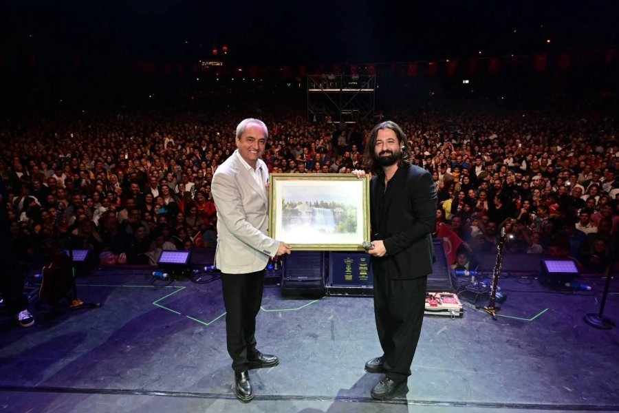 Kepez’de Cumhuriyet Bayramı Konserinde Koray Avcı Rüzgarı