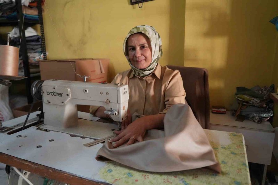 Eşi Vefat Edince İşi Devralan Elvide Usta 3 Yıldır Döşemecilik Yapıyor