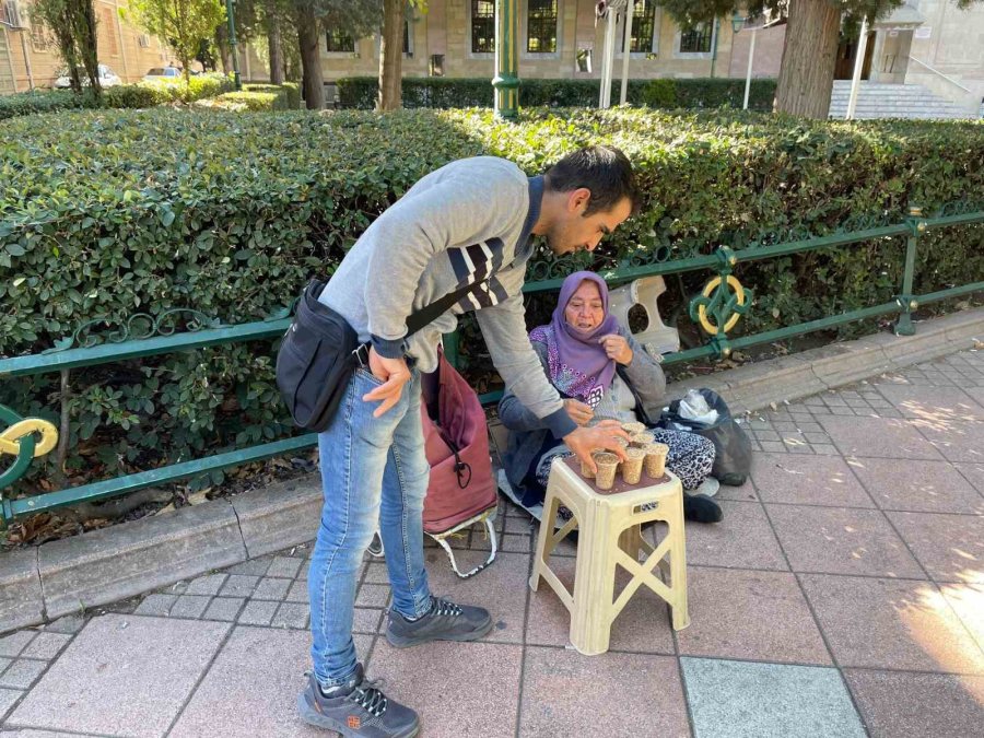 Kuşlara Olan Sevgisini Gelir Kaynağına Dönüştürdü