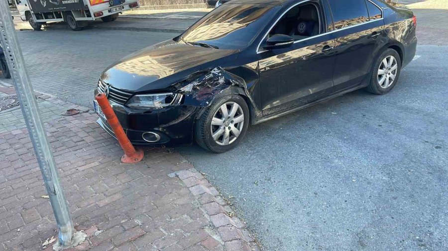 Otomobil, Orta Refüjdeki Yaya Geçidini Kullanan Akülü Motosiklete Çarptı: 2 Yaralı