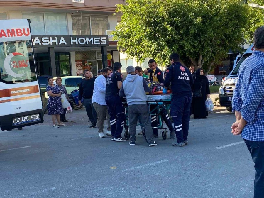 Otomobil, Orta Refüjdeki Yaya Geçidini Kullanan Akülü Motosiklete Çarptı: 2 Yaralı