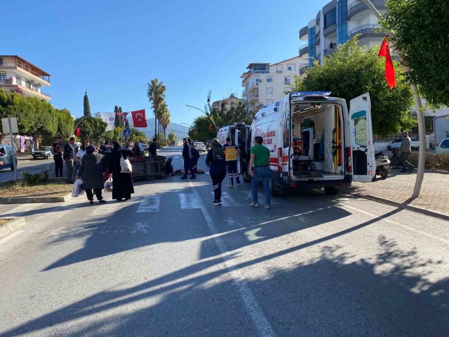 Otomobil, Orta Refüjdeki Yaya Geçidini Kullanan Akülü Motosiklete Çarptı: 2 Yaralı