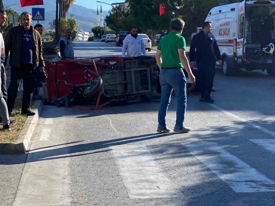 Otomobil, Orta Refüjdeki Yaya Geçidini Kullanan Akülü Motosiklete Çarptı: 2 Yaralı