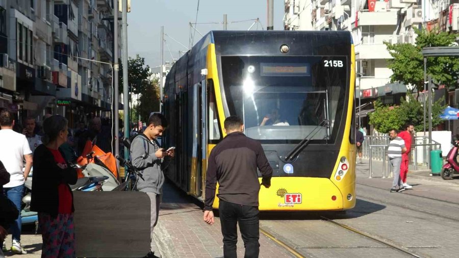 Antalya’da Pencereden Sarkan Genç, Ekiplere Ecel Teri Döktürdü