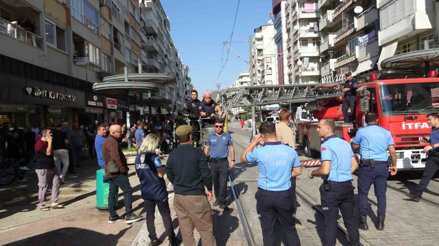 Antalya’da Pencereden Sarkan Genç, Ekiplere Ecel Teri Döktürdü