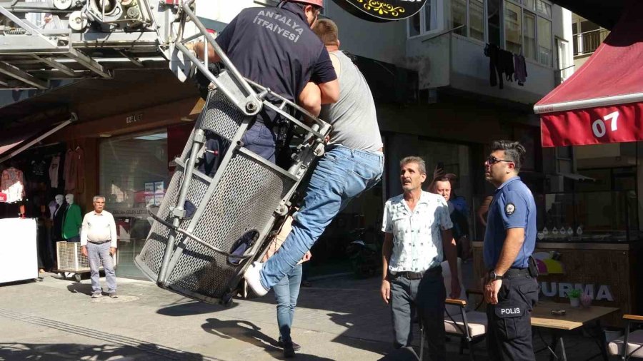 Antalya’da Pencereden Sarkan Genç, Ekiplere Ecel Teri Döktürdü