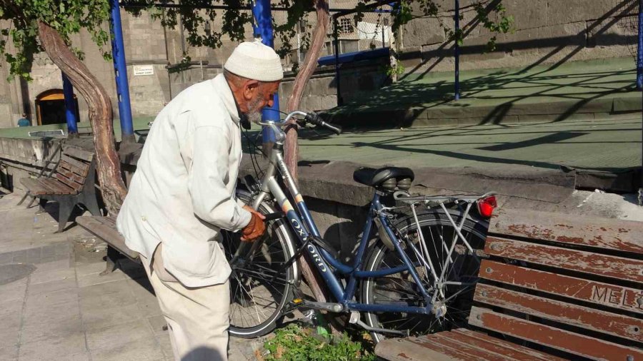 Bu Dede Emekliliğe Karşı