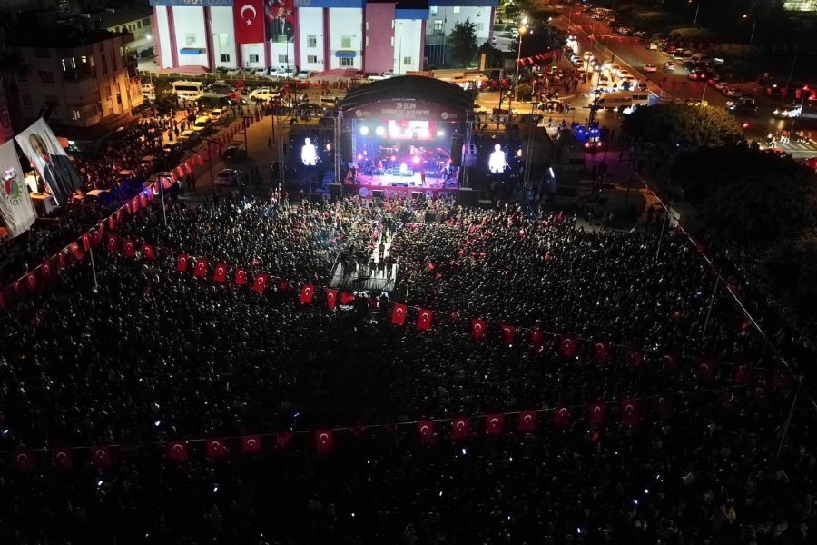 Kepez’de Cumhuriyet Bayramı Konserinde Koray Avcı Rüzgarı