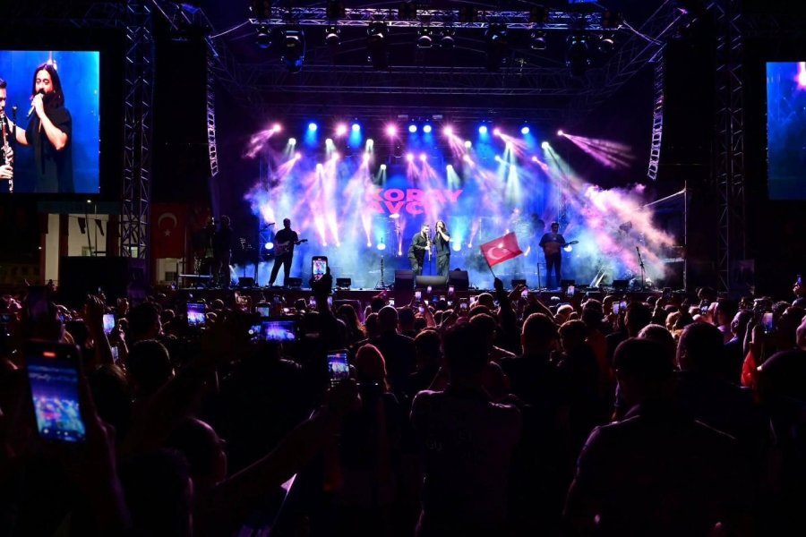 Kepez’de Cumhuriyet Bayramı Konserinde Koray Avcı Rüzgarı