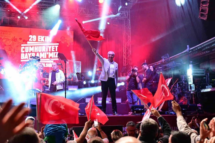 Kepez’de Cumhuriyet Bayramı Konserinde Koray Avcı Rüzgarı