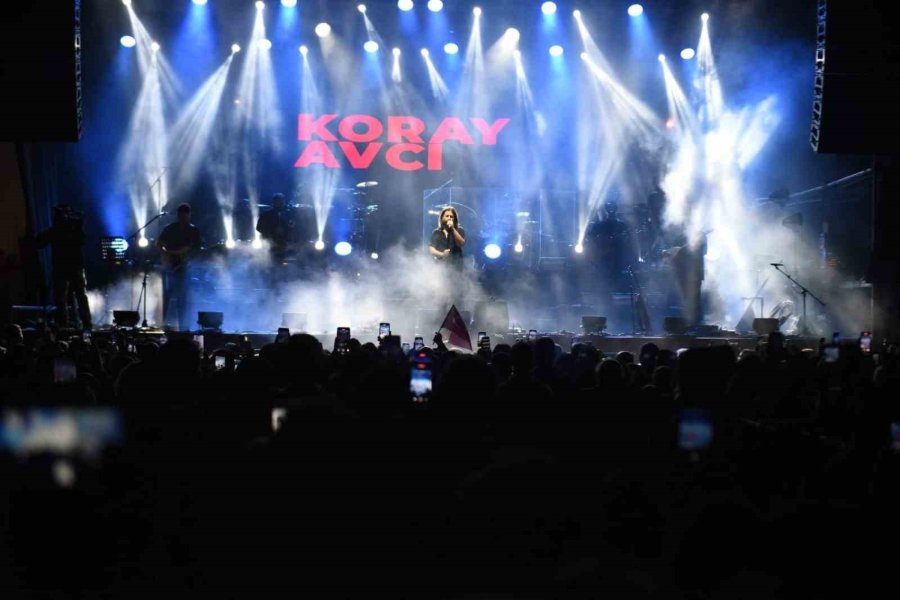 Kepez’de Cumhuriyet Bayramı Konserinde Koray Avcı Rüzgarı