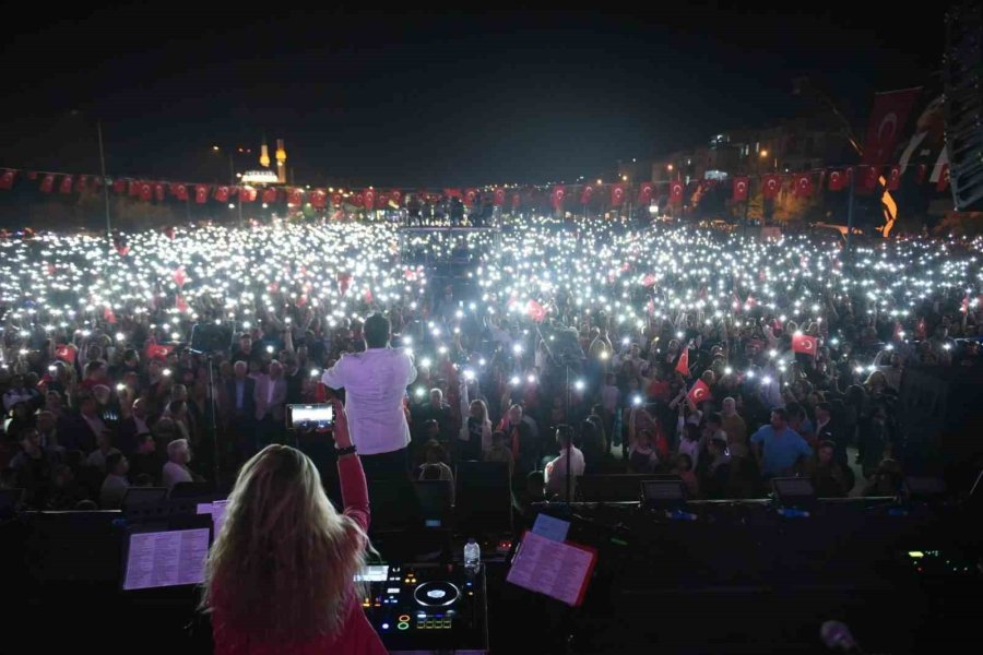 Kepez’de Cumhuriyet Bayramı Konserinde Koray Avcı Rüzgarı